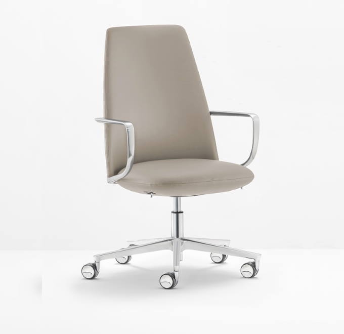 Komfortową pozycję dla pleców zapewni Ci fotel biurowy z aktywowanym wagą mechanizmem przechyłu oparcia 